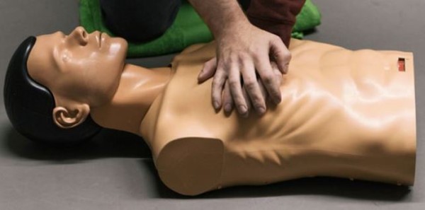 ABCD Fahrschule Winterthur führt Regelmässig Nothilfekurse und Nothelferkurse durch Bild Thema CPR Herz und Lungen Wiederbelebung 
